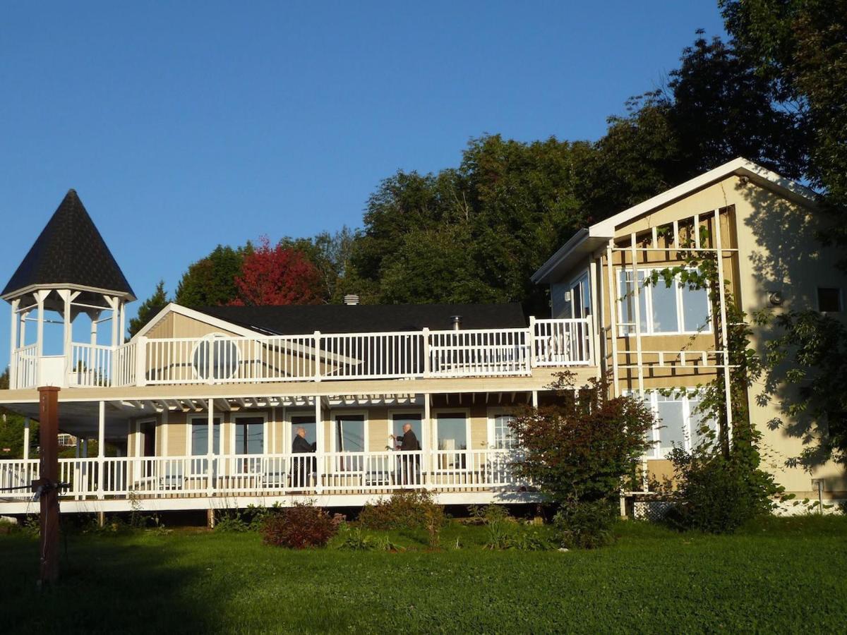 Dans Les Bras De Memphre Bed & Breakfast Magog Exterior photo