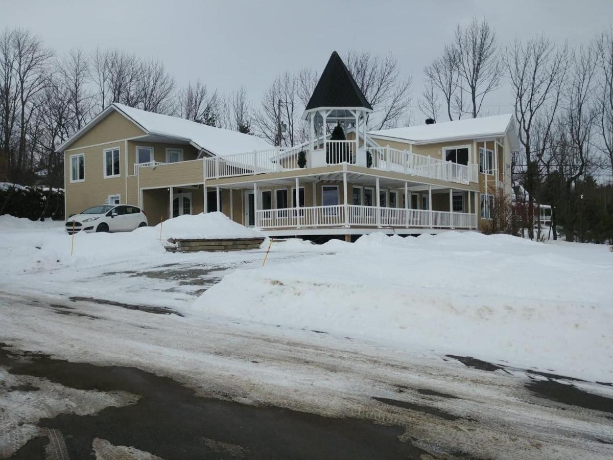 Dans Les Bras De Memphre Bed & Breakfast Magog Exterior photo